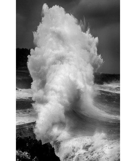 Vague sur la digue de Doëlan — gerbe d'écume en noir et blanc