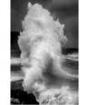 Vague sur la digue de Doëlan — gerbe d'écume en noir et blanc