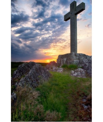Croix de pierre en Brocéliande, ciel du soir
