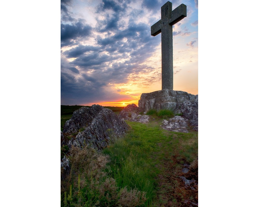 Croix de pierre en Brocéliande, ciel du soir