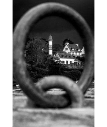 Doëlan à travers l'anneau — phare et maisons en noir et blanc