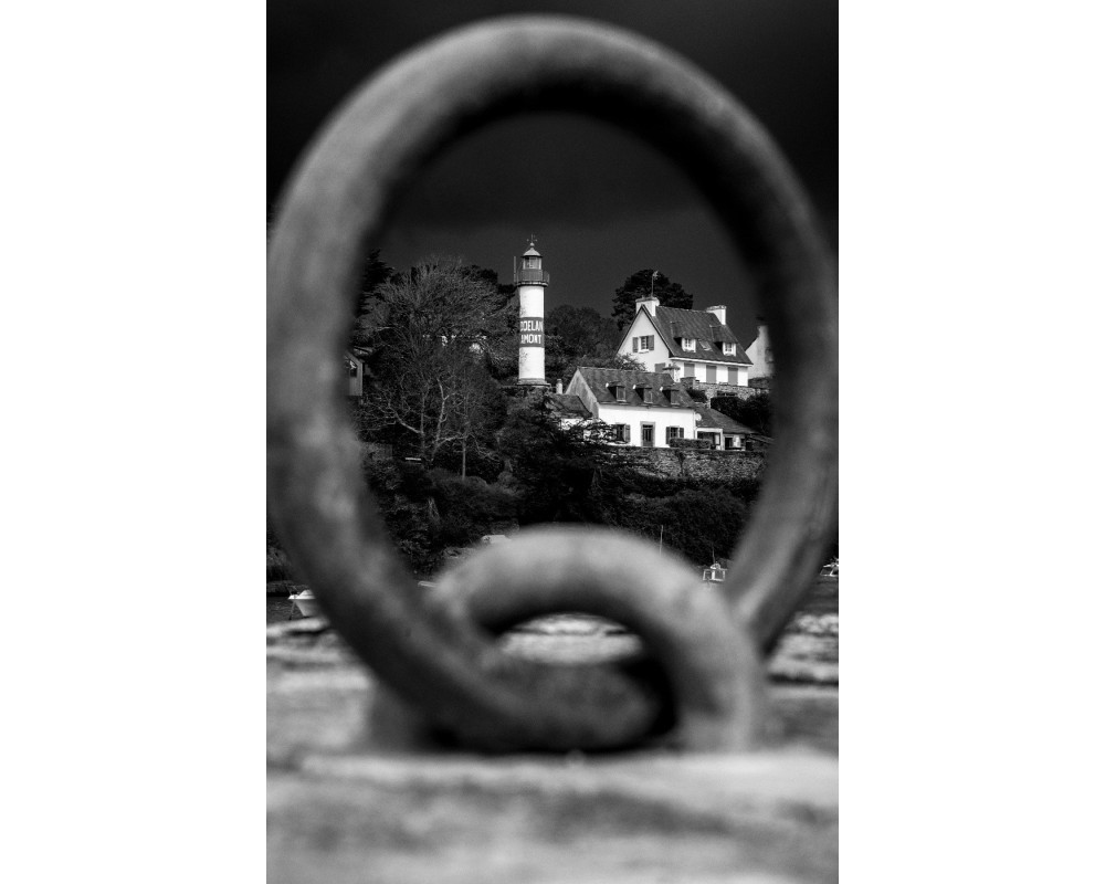 Doëlan à travers l'anneau — phare et maisons en noir et blanc