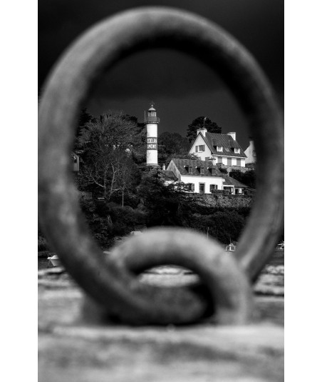 Doëlan à travers l'anneau — phare et maisons en noir et blanc