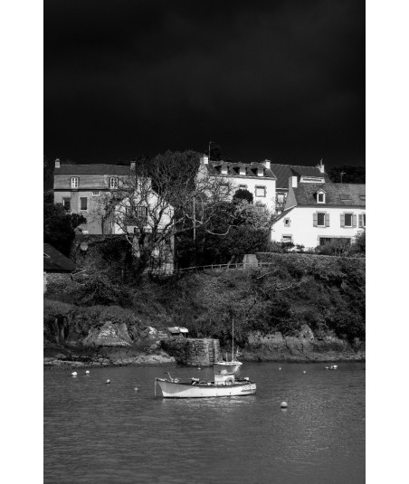 Doëlan en noir et blanc — maisons sur le coteau et barque au mouillage