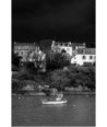 Doëlan en noir et blanc — maisons sur le coteau et barque au mouillage