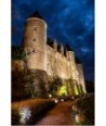 Château de Josselin illuminé de nuit, tour principale et chemin d'accès