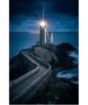 Phare du Minou de nuit — Le faisceau lumineux illumine la rade de Brest à l'heure bleue