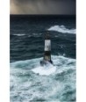 Ar-Men — Portrait depuis la mer, vagues à la base et ciel d'orage chargé