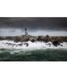 Phare du Créac'h sous l'orage — Vagues et rochers noirs sur la côte sauvage d'Ouessant