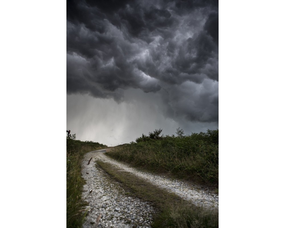 Monts d'Arrée — chemin sous ciel d'orage menaçant, pluie en rideaux