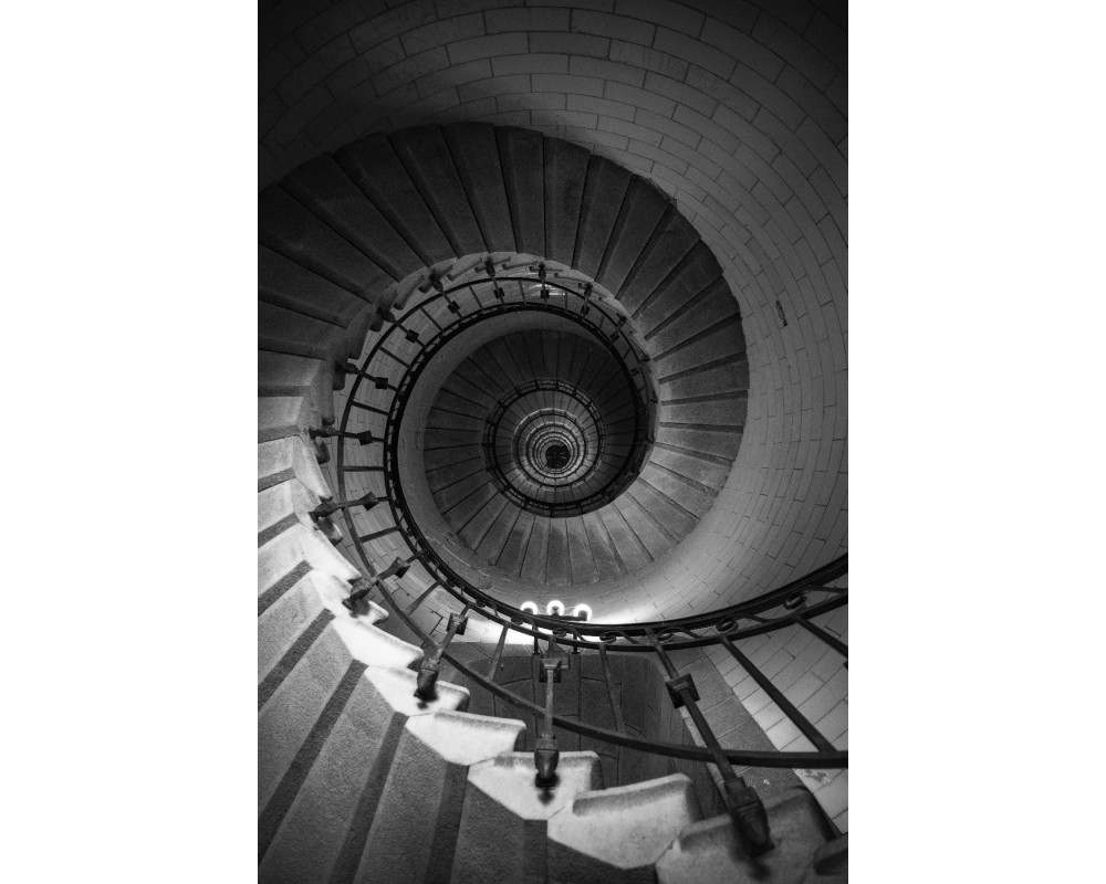 Phare d'Eckmühl, vue plongeante dans l'escalier — noir et blanc