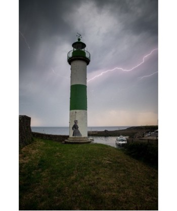Phare de Doëlan sous l'orage, éclair dans le ciel