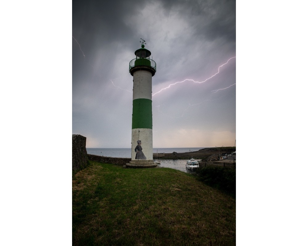 Phare de Doëlan sous l'orage, éclair dans le ciel