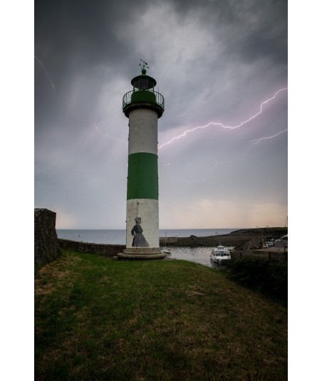 Phare de Doëlan sous l'orage, éclair dans le ciel