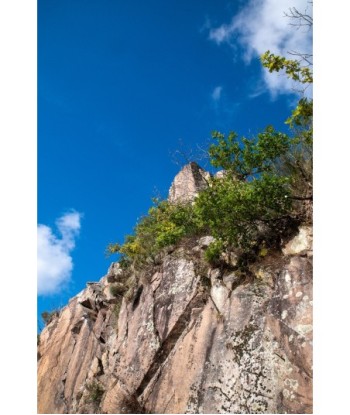 Rocher de Jupile, falaise sous le ciel bleu