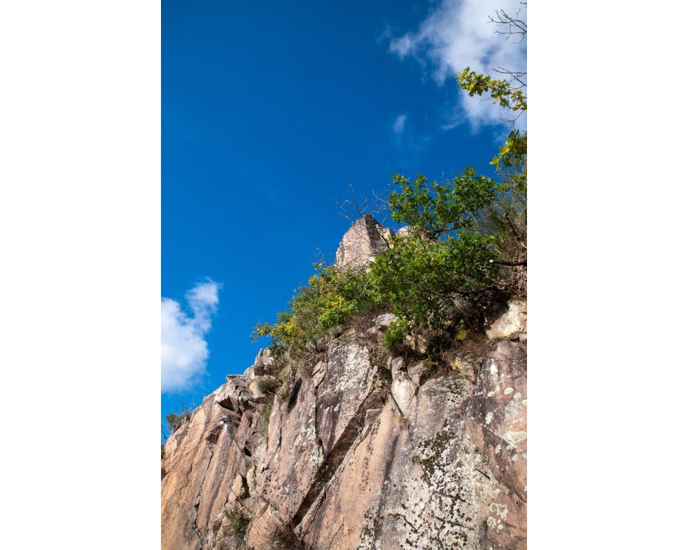 Rocher de Jupile, falaise sous le ciel bleu