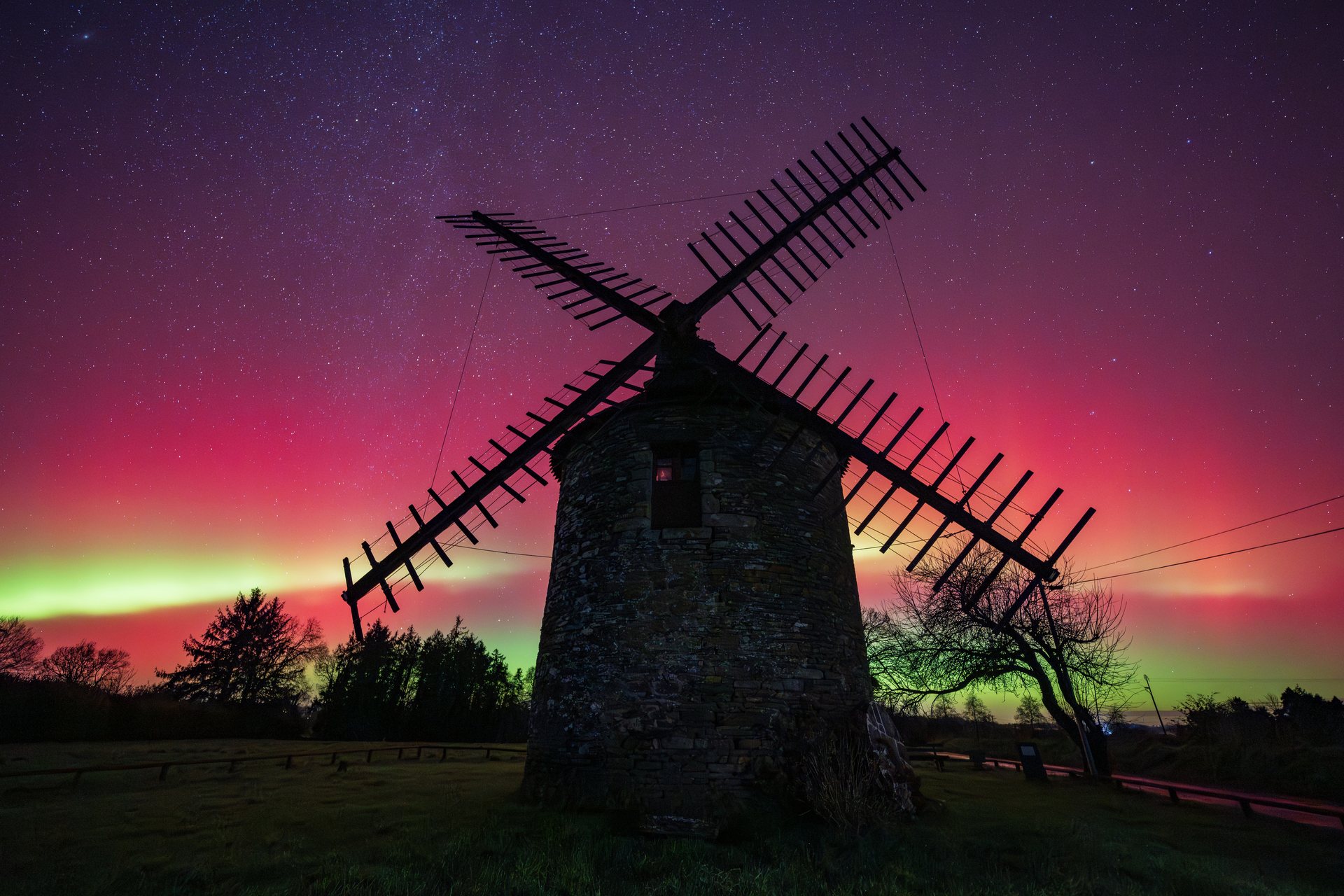 Aurore boréale au-dessus du moulin de Kercousquet