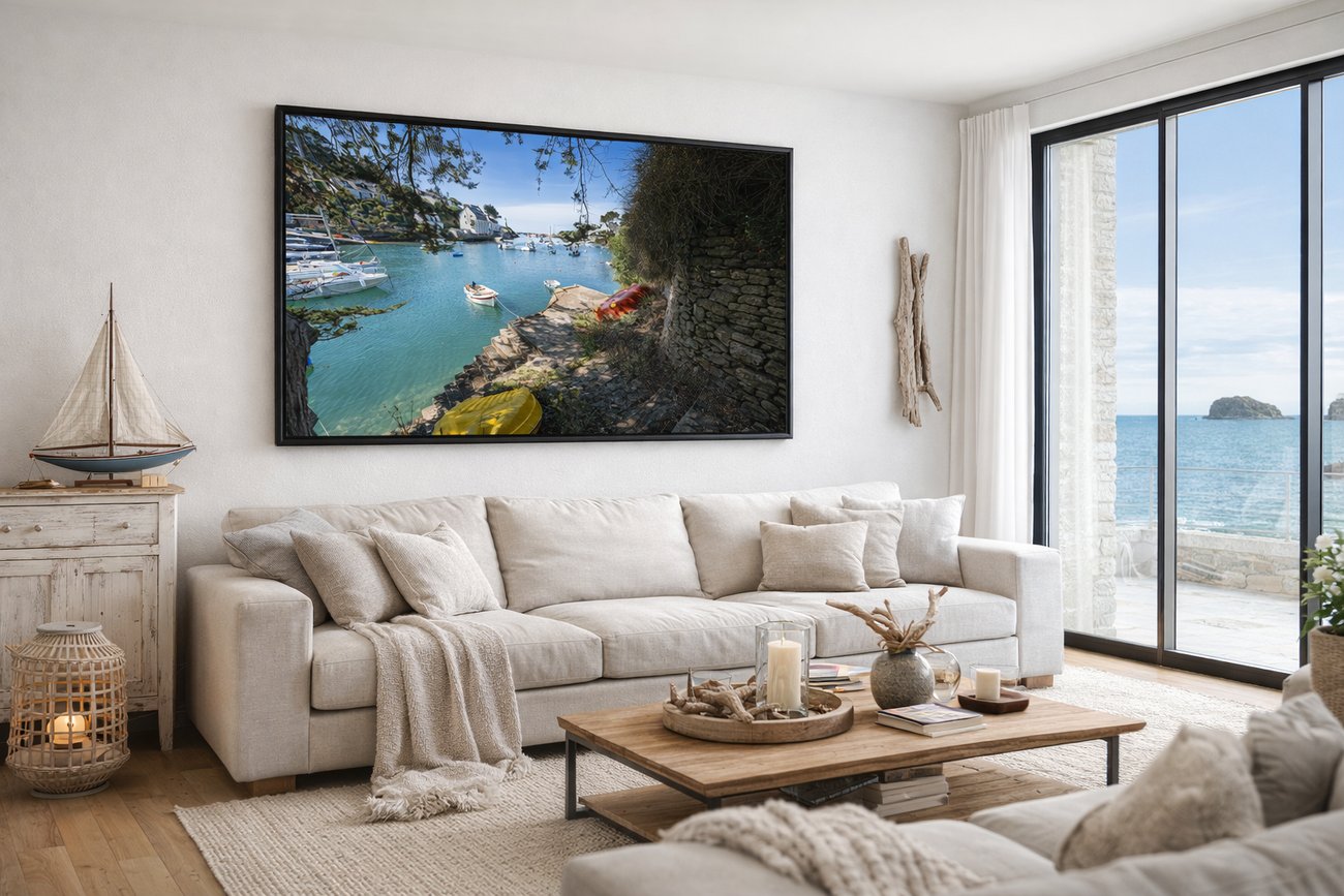 Grand tirage du port de Doëlan en été accroché dans un salon clair face à la mer